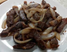 Emincé de boeuf aux oignons