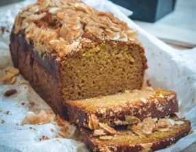 Cake moelleux au potimarron, à l'orange et aux épices, glaçage aux amandes