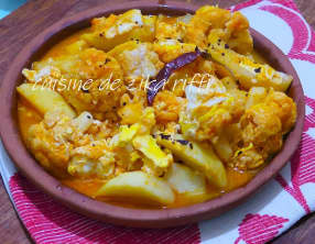 Chou-fleur aux pommes de terre sauce piquante à l'ail et aux oeufs