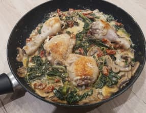 Poêlée au poulet, épinards, champignons et fromage aux fines herbes