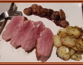 Magret de canard aux châtaignes sauce aux airelles