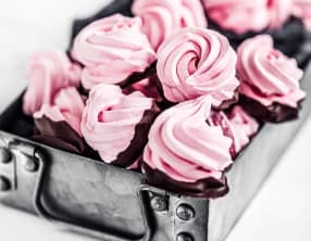 Meringues aux framboises et chocolat