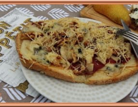 Tartine au roquefort, poire et noix