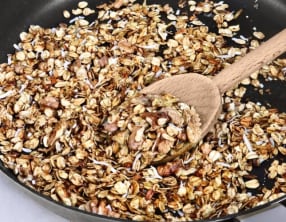 Granola aux noix à la poêle