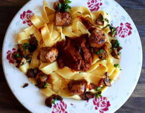 Papardelles fraîches, saucisses et sauce tomate au fenouil