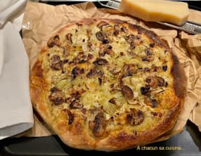 Pizza trois fromages aux champignons caramélisés