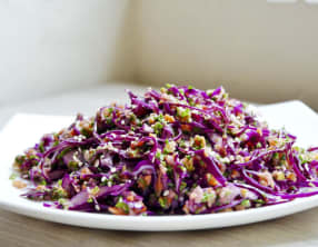 Salade alcalinisante de crudités fruits, légumes, sésame