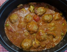 Boulettes de boeuf, porc et veau en sauce au vin rouge