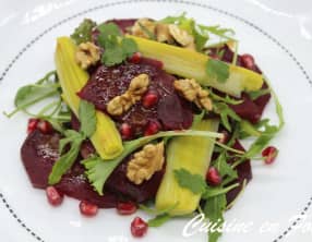 Salade de betteraves épicées aux poireaux et aux noix