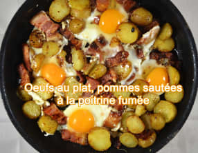Œufs au plat, pommes sautées à la poitrine fumée