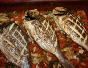Dorade royale au four sur son lit de légumes et piment d’Espelette