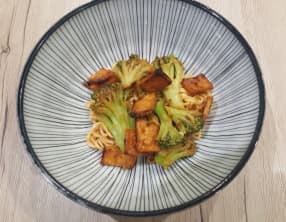 Nouilles au tofu et sauce aux arachides