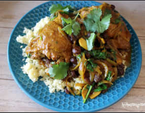 Tajine de poulet aux oignons et aux raisins secs