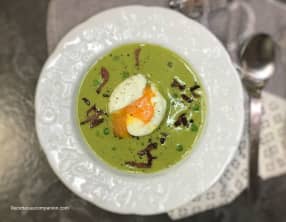 Crème de petits pois aux lardons et son oeuf mollet