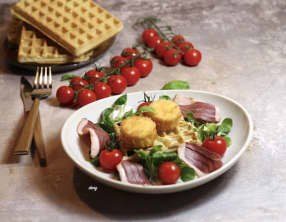 Salade de magret au chèvre et gaufres au pesto