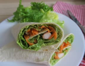 Wraps à  l'avocat, crevettes et crudités