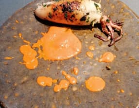 Encornets farcis épinards chair à saucisse et son coulis de pimientos del piquillo