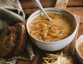 Soupe à l'oignon et tartines gratinées au fromage