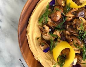 Houmous à l'ail confit et champignons grillés