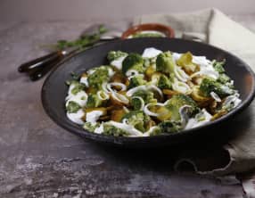 salade de pommes de terre et brocoli aux épices fromage blanc et pesto de coriandre