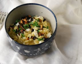 Salade de pâtes à la feta et aux pignons