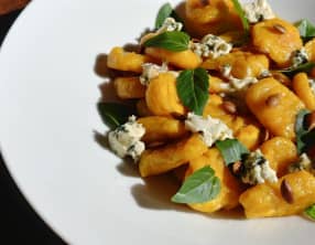 Gnocchis de butternut, bleu de Laqueuille et basilic