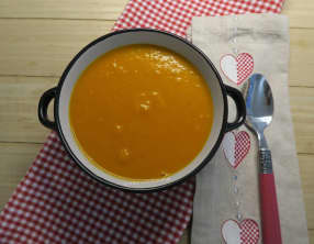 Soupe butternut à  la boisson de coco et pâte de curry