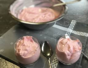 Fromage frais ou petit suisse à la fraise fait maison