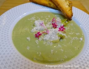 Velouté de chou fleur au curry, carottes, patate douce, navets et fanes de navets
