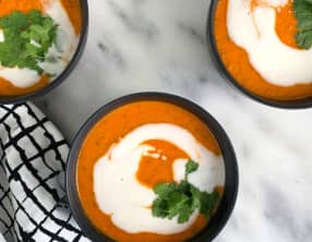 Soupe de lentilles au curry, tomates et lait de coco