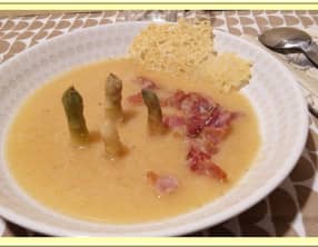Soupe d’asperges au lard et tuile de Comté
