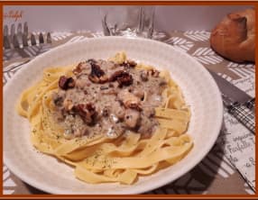 Pâtes fraîches et sauce au camembert et champignons