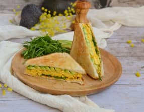 Club sandwich aux oeufs brouillés et à  l'avocat