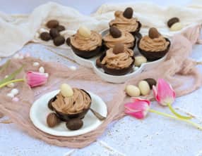 Mousse au chocolat au lait en coque de chocolat noir