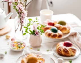 Brioches de Pâques aux oeufs colorés