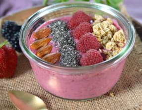 Smoothie bowl aux fruits rouges