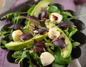 Salade d'avocat, roquette, radis et mozzarella