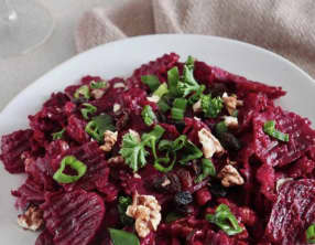 Salade de betteraves et sauce crémeuse au tahini