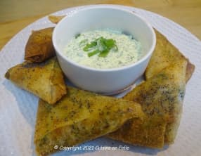 Samoussas de pommes de terre au curry et curcuma, poulet, crevettes, sauce au yaourt et coriandre