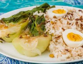 Riz sauté au chou pak choi et aux oeufs