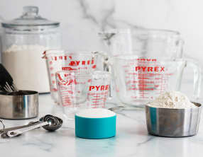 Mesurer sans balance avec tasses et cuillères de mesure