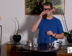 Café Glacé avec de l'eau tonic et de l'açai