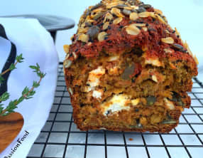 Pain de betterave, chèvre aux graines