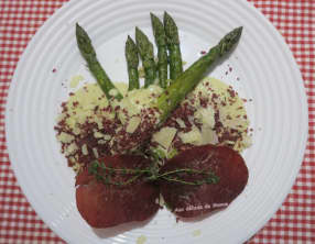 Asperges vertes poêlées à la crème d'asperges au parmesan et noix de jambon séché