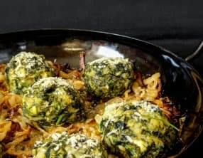 Boulettes d’herbes aux oignons caramélisés
