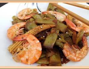 Wok de crevettes aux haricots mange-tout et petits maïs