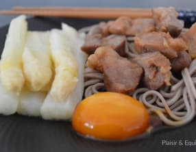 Soba aux asperges, œuf mariné au soja et porc