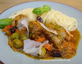 Sauté de veau aux olives, à l'estragon, au thym et au romarin