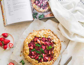Tarte rustique fraise-rhubarbe