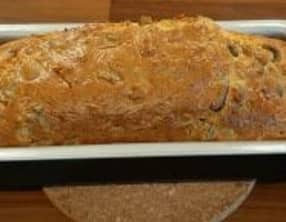 Cake salé maison aux lardons, olives et champignons